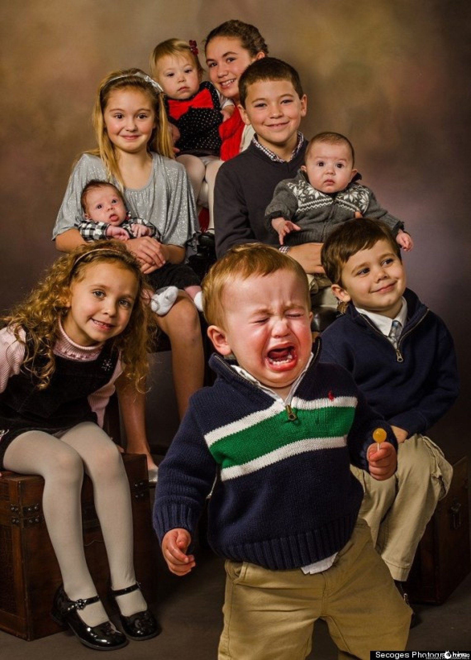 Глупый семь. Смешные семейные фотосессии. Веселые дети. Необычные семейные фотосессии. Смешная фотосессия семьи.