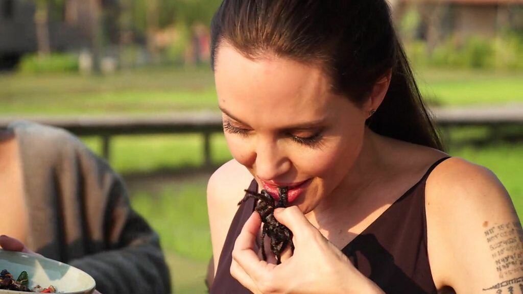Анджелина Джоли и ее дети питаются скорпионами и пауками