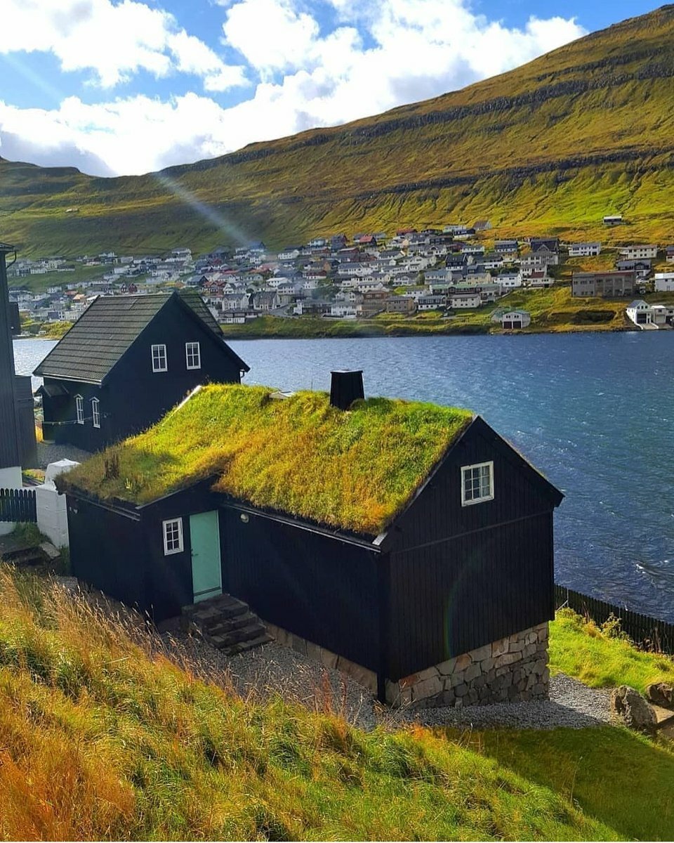 Кому принадлежат фарерские острова. Фарерские острова остров Калсой. Клаксвик Фарерские острова. Клаксвуйк Фарерские острова.