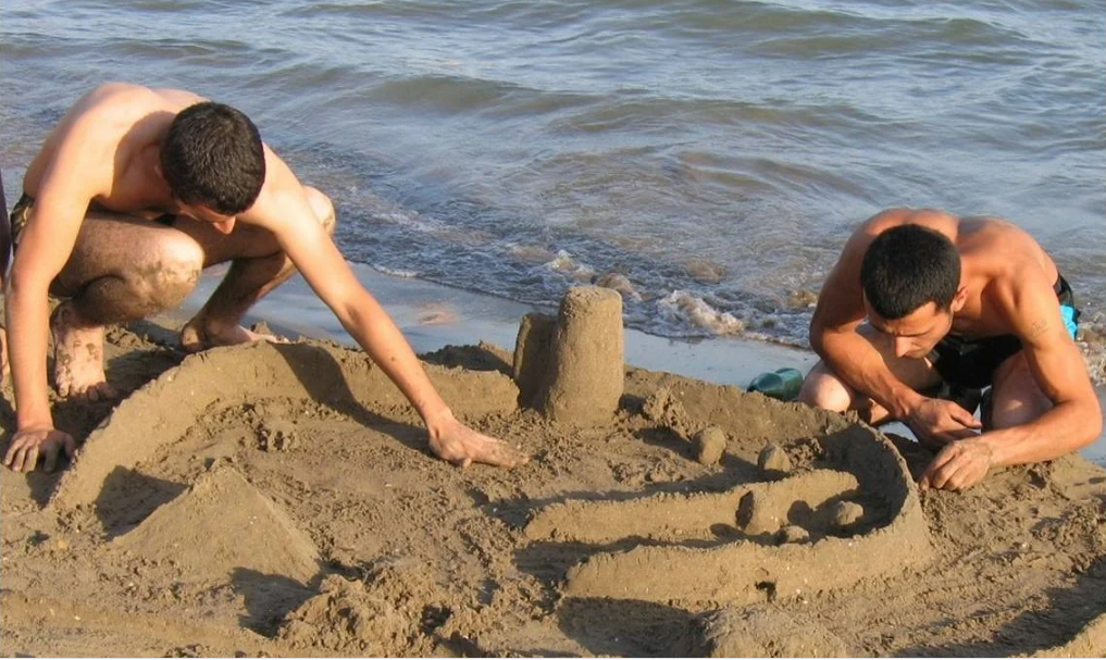 Мужчина ребенок до 40. Мужики в песочнице. Мужчина в песочнице. Взрослые в песочнице. Мужчина в песочнице играет.
