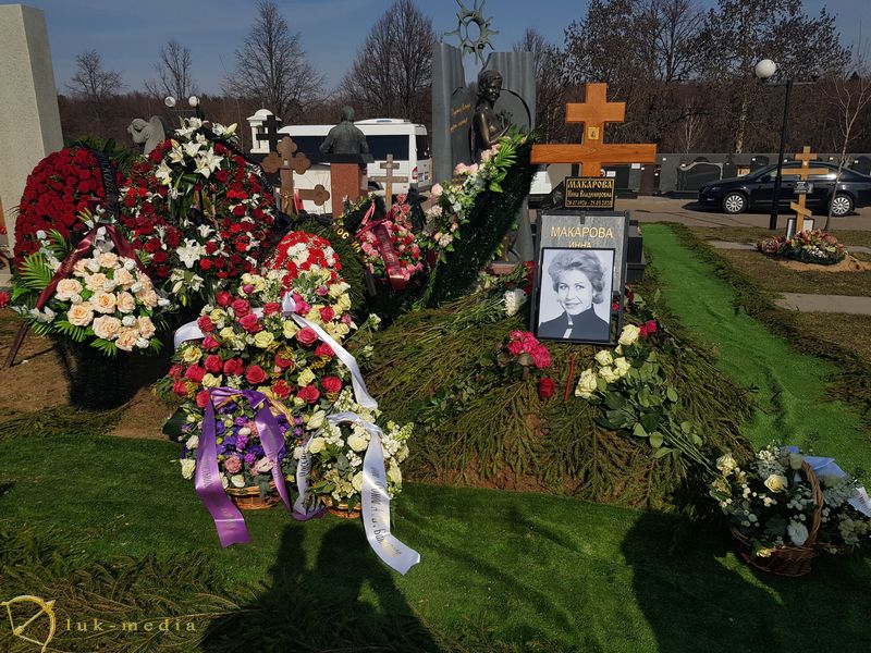 Фото могила немцова на троекуровском кладбище фото