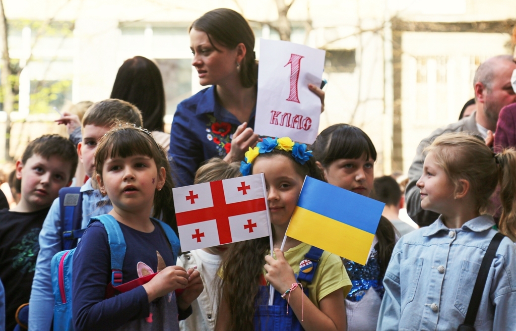 Оон грузия. Украинская школа в Тбилиси. Дети Украины. Украинцы с детьми бегут в Польшу.